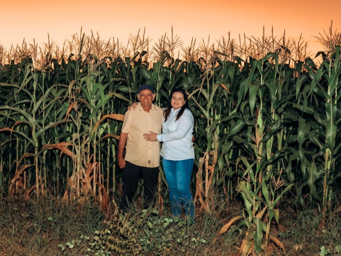 Mazé Maia com o pai, Sr. Ibernon Maia, em um milharal ao pôr do sol